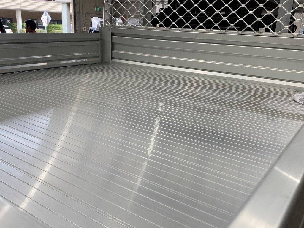 2400 Single Cab Commercial Aluminium Tray - Image 17